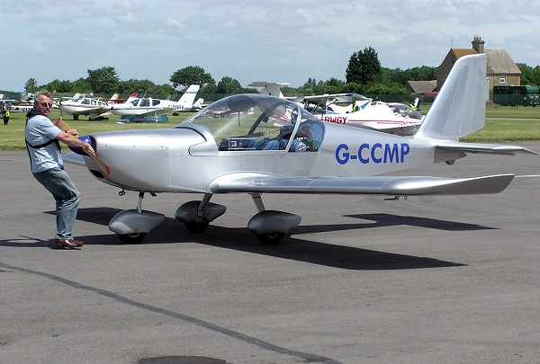  Aerotechnik EV97A Eurostar, aeronave tracionada, sendo colocada em posição pelo piloto para ser abastecida. 